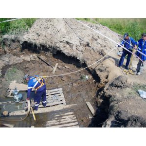 Работниками ПАО «Газпром газораспределение Нижний Новгород» проводится откачка воды из выкопанного котлована.